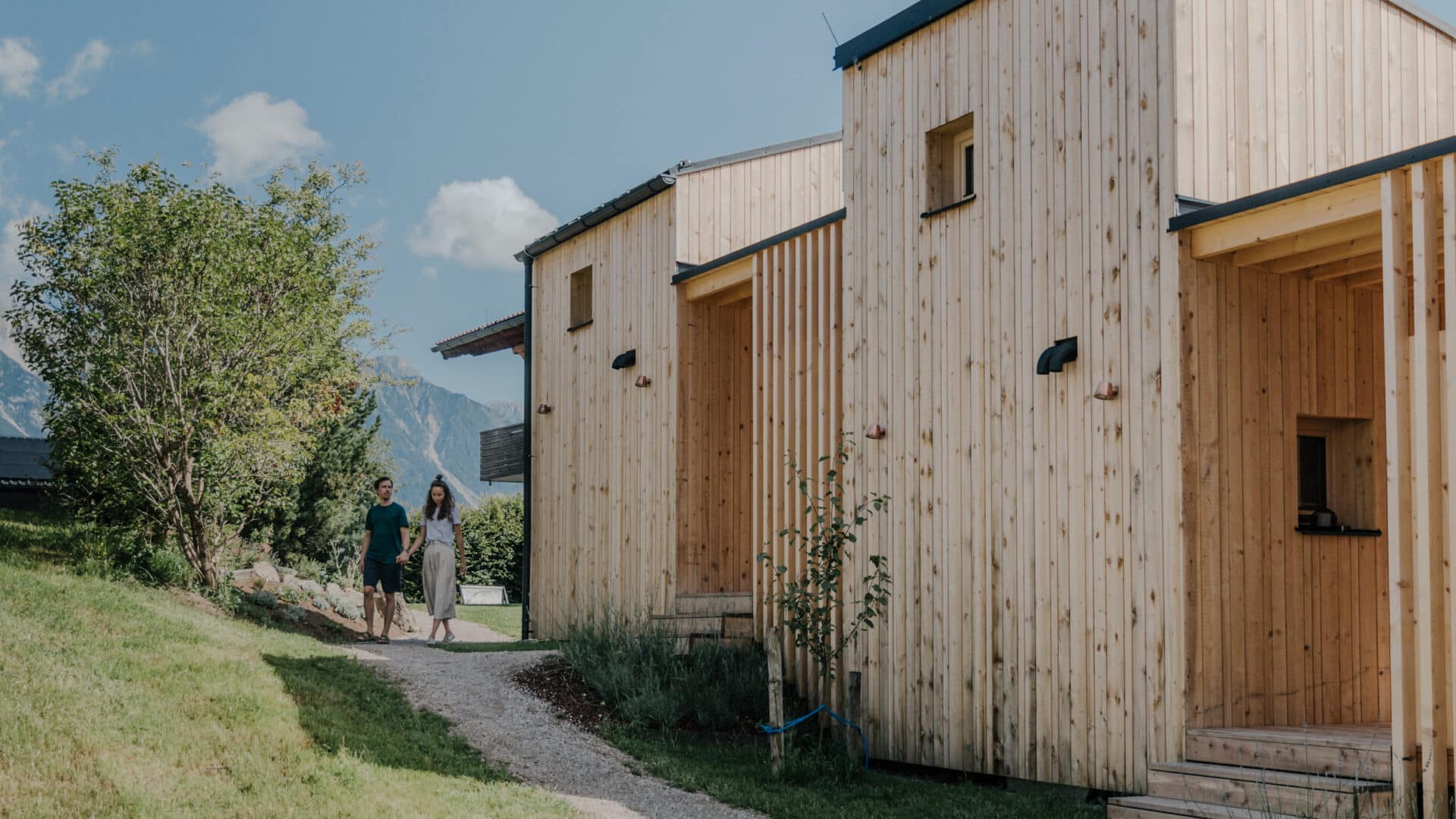 Paar Urlaub in den Bergen im eigenen Tiny House mit Schlafen unter den Sternen, Schladming, biyou